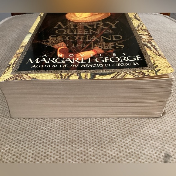 Mary Queen of Scotland & the Isles by Margaret George, Novel - Picture 4 of 5